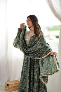Presentamos para esta temporada de bodas nuestro nuevo vestido con bordado de espejo combinado con modelado real. - Product Image 2