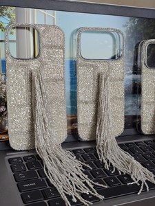 Coque de téléphone à pompons perlés, luxueuse, naturelle et biologique, avec perles de rocaille scintillantes, perles de rocaille en verre argenté brillant et broderie de feuilles d'or - Product Image 4