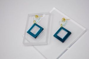 ต่างหูเรซินมีสไตล์สำหรับผู้หญิง ดีไซน์น้ำหนักเบา เหมาะสำหรับการสวมใส่ในชีวิตประจำวัน ลุคปาร์ตี้ และชุดแฟชั่นทันสมัย - Product Image 3