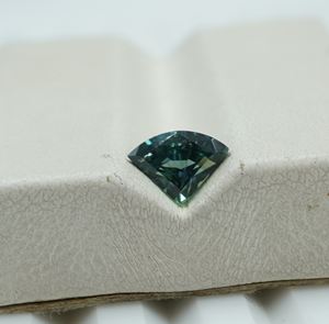 พลอยไพลินสีเขียวอมฟ้าธรรมชาติทรงคุชชั่น ขนาด 7x5x3.5 มม. น้ำหนัก 0.76 กะรัต สำหรับทำเครื่องประดับที่ไม่เหมือนใคร - Product Image 4