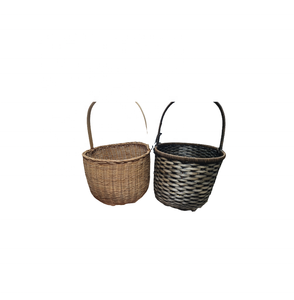 Panier de pique-nique en bambou avec manche en bois pour les repas en plein air et les réunions de famille faits à la main au Vietnam - Product Image 1
