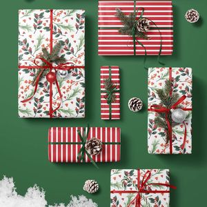 Rotolo di Carta da Regalo Vintage con Bacche Rosse per Natale, 17 Pollici, Reversibile a Righe per Feste e Decorazioni Natalizie - Product Image 2