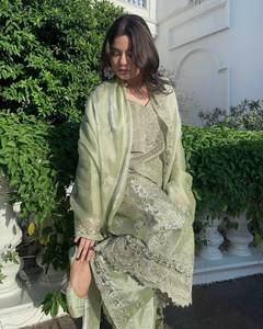 Conjunto de fiesta de diseñador con bordado de zari, hilo y lentejuelas, top de seda Gmy con pantalón palazzo y dupatta, completamente cosido. - Product Image 3