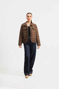 Veste d'hiver matelassée tendance pour femmes, design personnalisé avec logo, doublure en cuir de mouton, doublure en nylon, tissu en toile pour l'extérieur - Product Image 2