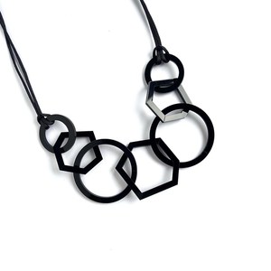 Collar Geométrico de Resina Acrílica Negra, Joyería Moderna Unisex - Product Image 3