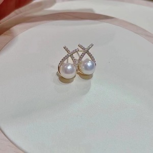 Boucles d'oreilles polyvalentes et élégantes en cristal avec perle noire de Tahiti 10-11 mm ronde, presque parfaite, crochets d'oreille à talons hauts, chic classique - Product Image 2