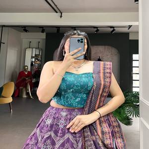 VASTRA COTTAGE Lehenga de Seda con Cuentas Estampadas y Trabajo Gotta Patti, Completamente Forrado, Blusa sin Coser con Cremallera, Dupatta de Seda Maslin - Product Image 1