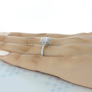 แหวนหมั้นเพชรทรงคุชชั่นสีขาวทองประดับเพชรแล็บโกรว์แบบฮาโล - Product Image 4