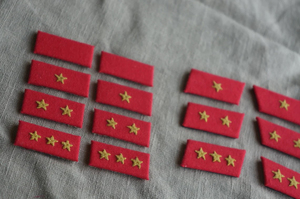 Patch de col brodé à la main en fil de soie couleur personnalisée OEM avec bouton-pression et attache de col en laiton - Product Image 5