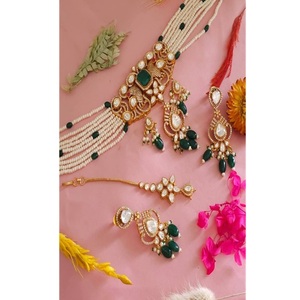 Magnifique ensemble de bijoux en laiton plaqué or avec pierres Moissanite, comprenant collier, boucles d'oreilles et tikka, pour femme, idéal pour fiançailles et mariage - Product Image 1