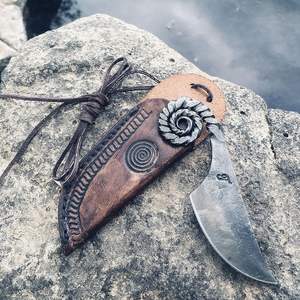 Navaja de Bolsillo para Camping de Grado Industrial Celtic, Mango de Acero Inoxidable, Funda de Cuero para el Cuello, Hoja Endurecida, Personalizable OEM - Product Image 3