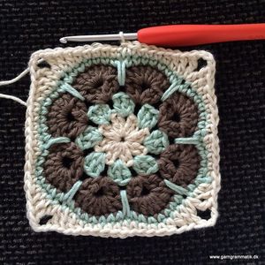 Hermosos Posavasos de Ganchillo con Diseño de Cuadrados Granny en Color Verde Azulado, Marrón y Blanco, Hechos a Mano, Resistentes a las Manchas, Decoración Boho para Mesa - Product Image 2