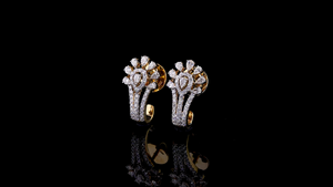 Pendientes Huggie con racimo de diamantes en forma de pera en oro |   Pendientes de Aro con Diamantes Cultivados en Laboratorio |   Proveedor OEM ODM |   Aros Personalizados - Product Image 2