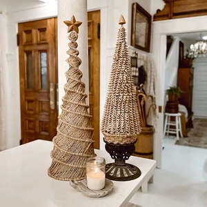 Diseño de tendencia en la industria: Árbol cónico de junco marino natural tejido a mano, decoración navideña hecha a mano, decoración rústica para las fiestas, ecológica. - Product Image 2