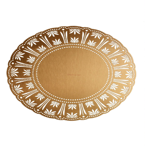 Juego de posavasos redondos de latón plateado con grabado fino en el borde y base de soporte a juego, disponible a precios de mayorista. - Product Image 5