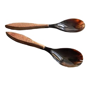 Juego de Servidores de Ensalada con Mango de Madera, 2 Piezas, Hecho a Mano EN LA India, Cuerno de Resina, Utensilios Premium para Uso EN LA Cocina - Product Image 1