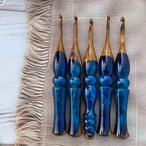 Elegante kit de ganchillos de resina, perfecto para amantes de los manualidades de tejer y coser, con diseño de agarre ergonómico. - Product Image 1