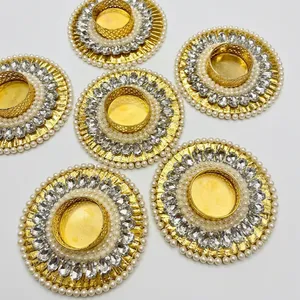 Porte-bougie rond en or avec un design perlé et orné de cristaux pour la décoration de la maison - Product Image 1