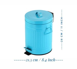 Cubo de basura retro azul de cinco litros con tapa y cubo interior extraíble, ideal para uso en interiores y exteriores. - Product Image 3