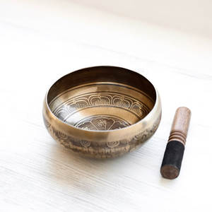 Cuenco de Bronce Hecho a Mano con Diseño Tradicional para Rituales de Sanación - Product Image 2