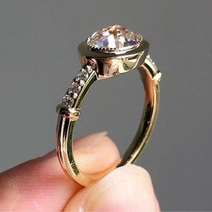 Anillo de Moissanita Ovalada con Corte Rosa, Incolora, Engastado en Plata de Ley 925, Anillo de Compromiso y Boda Minimalista con Detalles de Pavé y Milgrain - Product Image 3