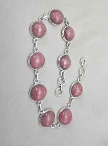 กำไลข้อมือโรโดโครไซต์ชุบทองเงินแท้ 925 ประดับพลอยสีชมพูทรงคาโบชอง งานแฮนด์เมดสำหรับผู้หญิง ระดับพรีเมียมสุดหรู - Product Image 2