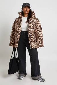 Chaqueta acolchada personalizada con estampado de leopardo para mujer, ropa premium para mujer, a prueba de viento, con cierre de cremallera y bolsillos laterales. - Product Image 2