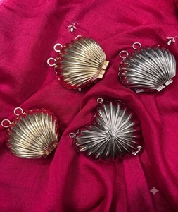 Bolso de mano moderno de latón al por mayor con cierre de solapa grande y decoración de cadena, atractivo y llamativo, de f s i - Product Image 5