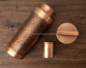 Bouteille d'eau en cuivre pur gravée sur mesure OEM avec infuseur et filtre, anti-fuite, pour thé ayurvédique et sport, fournisseur en gros - Product Image 3