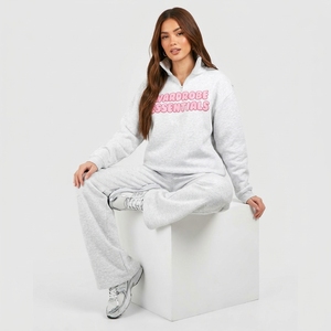 Ensemble sweat à capuche gris à quart de zip et pantalon large pour femme, 100 % coton respirant, coupe décontractée ample avec logo rose imprimé, idéal pour l'automne - Product Image 1
