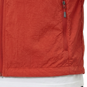 Chaleco cortavientos versátil rojo con cuello alto y cremallera, informal, elegante, de poliéster sostenible, fabricado en Pakistán. - Product Image 6