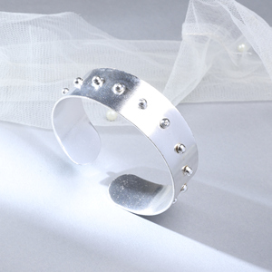 Brazalete Abierto de Plata Ancho de Diseño Artesanal – Joyería Moderna Minimalista - Product Image 2