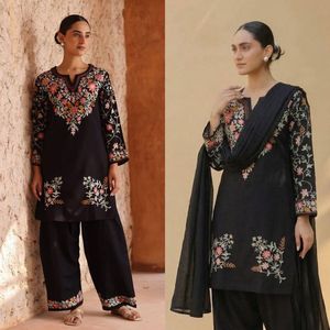 Ensemble Salwar Kameez brodé noir pour femme, costume pakistanais en mousseline avec dupatta, idéal pour mariage, fête, Diwali, avec broderies riches. - Product Image 3