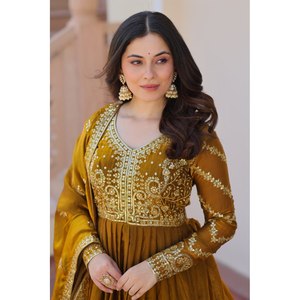 Robes de soirée-Robe de soirée avec zari et paillettes brodées Travail - Product Image 4