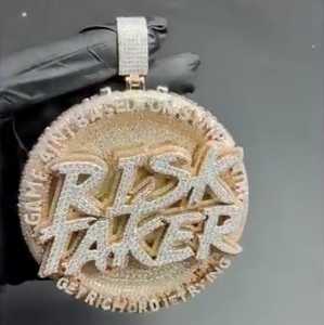 Colgante Iced Out Risk Taker con Diamante Moissanita de Corte Redondo VVS, Plata de Ley 925, Estilo Hip Hop, Personalizado - Product Image 1