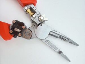 Pince multifonctionnelle pour électricien en acier de qualité industrielle, poignée TPR, métrique, OEM, coupe-câbles, sertissage, dénudage de fils, test de puissance - Product Image 6