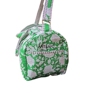 Bolsa de Viaje de Fin de Semana Acolchada, Plegable, Ligera y de Lujo, Hecha a Mano, con Estampado Floral, de Algodón Orgánico - Product Image 3