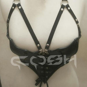 Conjunto de Corsé y Gargantilla de Cuero Negro Gótico con Diseño de Alas de Murciélago – Arnés Corporal Halter con Cordones y Colgante de Púas - Product Image 4