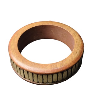 Brazalete de Madera Estilo Industrial con Barra Vertical de Latón y Incrustaciones Metálicas - Joyería de Diseño Texturizado Fusionado - Acabado a Mano - Product Image 1