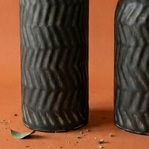 Juego de Jarrones Cilíndricos de Metal Negro Hechos a Mano, Maceta Moderna con Patrón Chevron Texturizado, Decoración de Lujo Industrial para Hogar, Oficina y Mesa - Product Image 5