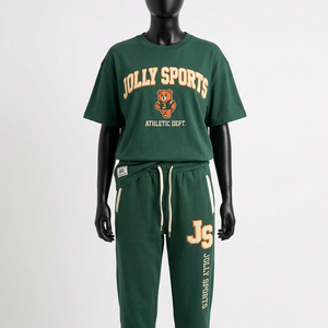 Ensemble femme : t-shirt en coton lourd 200 GSM et pantalon de jogging vert foncé avec poche latérale et logo en patch chenille - Product Image 5