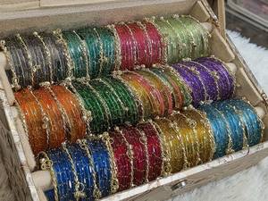 Collection de bracelets Kanch Ki Chudi texturés en forme de goutte d'eau scintillante – Ensemble complet de 144 bracelets en verre multicolores avec clochettes traditionnelles Ghungr - Product Image 4
