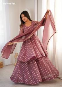Colección de Conjuntos de Kurti-Dupatta Sharara-Peplum de Diseño con Seda Crujiente y Jacquard Butti, Listos para Usar, a Precio Mayorista - Product Image 3
