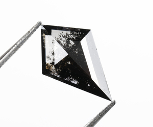 เพชรทรงไคท์คัท 2.30 กะรัต ทรงเกลือพริกไทย เจาะด้วยเลเซอร์ เพชรเลี้ยงในห้องปฏิบัติการแบบเม็ดเดี่ยว เพชรเกลือพริกไทยแบบสั่งทำพิเศษ ราคาขายส่ง - Product Image 2