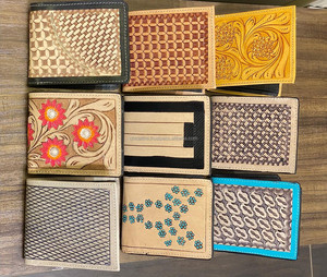 Portefeuille porte-billets personnalisé en cuir véritable fabriqué à la main portefeuille pour hommes à deux volets en cuir véritable portefeuille à motif floral occidental cousu à la main - Product Image 6