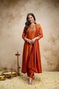 Conjunto de diseñador con bordado de secuencia codificada, top de seda Vichitra con pantalón y dupatta, completamente cosido y listo para usar. - Product Image 3