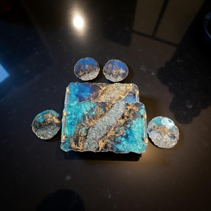 Plateau décoratif en résine et verre, plateau époxyé, plateau élégant avec poignées en cristal doré, plateau en résine géode pour coiffeuse - Product Image 2