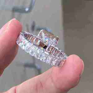 Anillo de Compromiso con Diamante de Corte Radiante, Unisex, Chapado en Oro Rosa de 18k, Banda de Eternidad con Corte Esmeralda, Halo, Lujoso, Certificado IGI - Product Image 4
