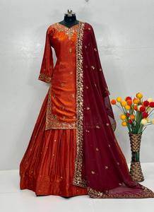 Tenue de créateur pour femme : Nouveau modèle de top avec broderie lourde et travail de sequins, accompagné d'un Lehenga Choli - Product Image 3