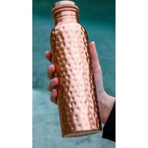 Botella de agua de cobre naturalmente cargada con energía, utilizada para almacenar agua durante la noche y beber agua fresca en la rutina matutina. - Product Image 5